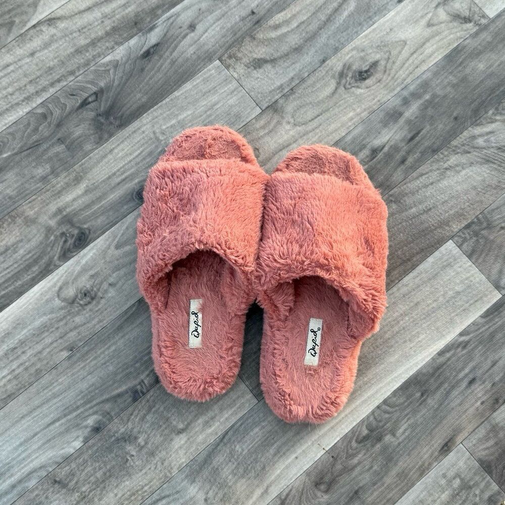 Fluffy fuzzy salmon pink slippers Size 7/8